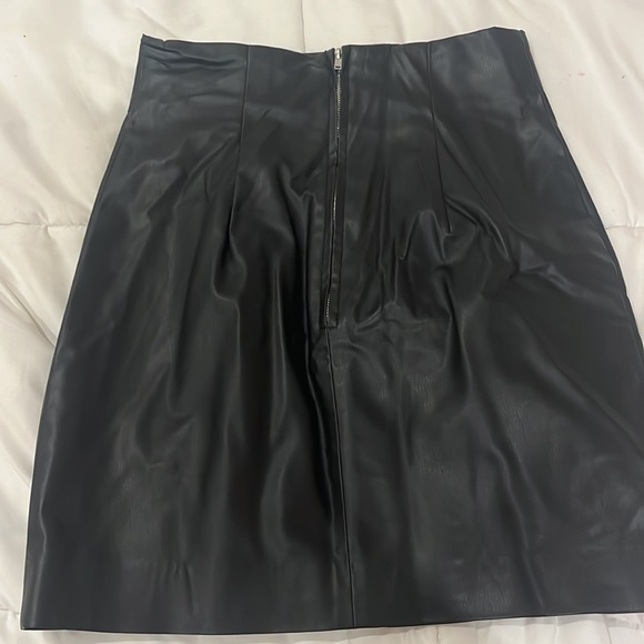 H&M Faux leather skirt - size 4 - Picture 3 of 3